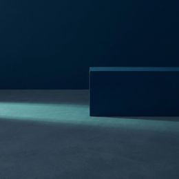 Ein Lichtstrahl läuft über eine dunkle Fläche und endet an einer massiven Kante